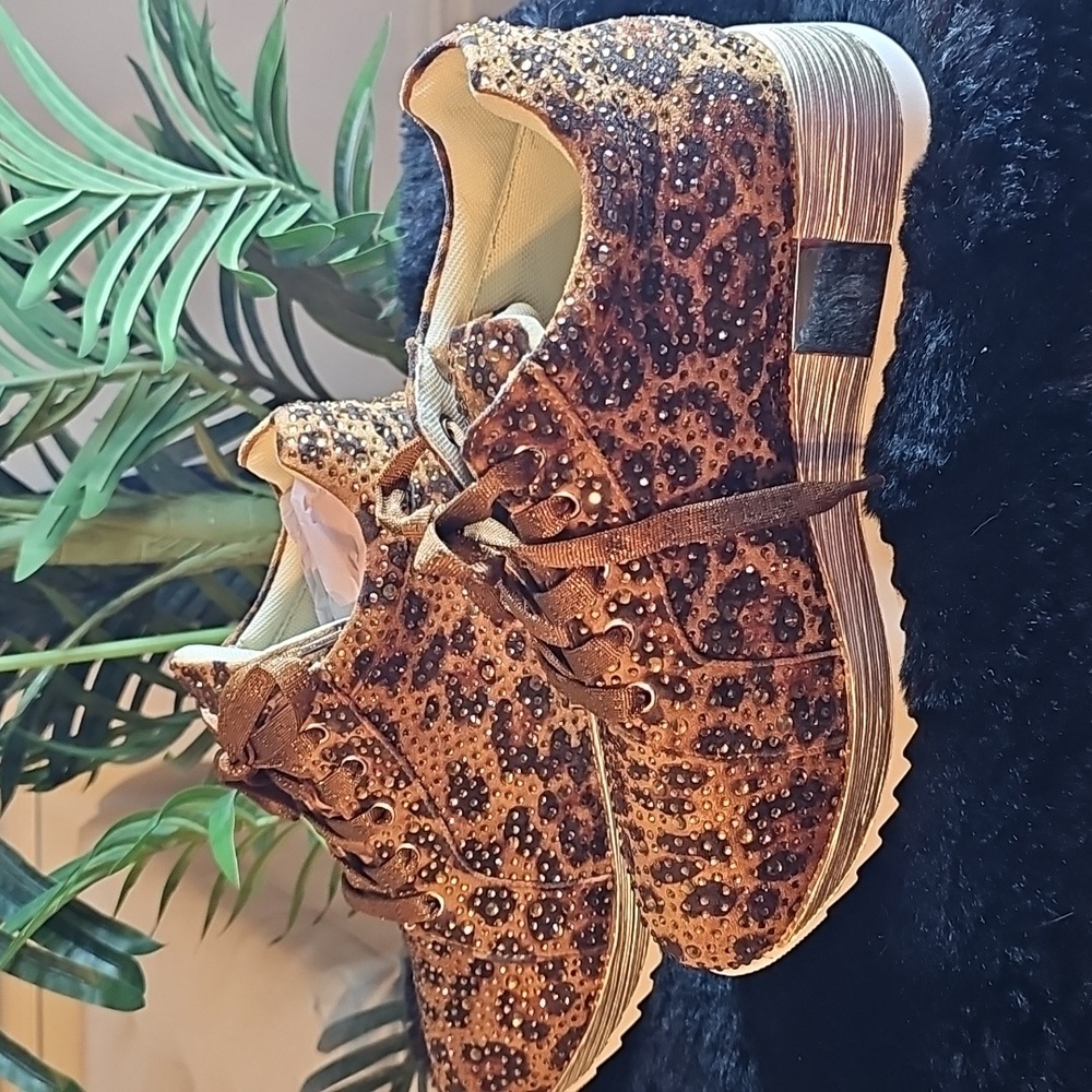 Brown Platform Sneakers with Floral Star Pattern - Picture 9 of 9